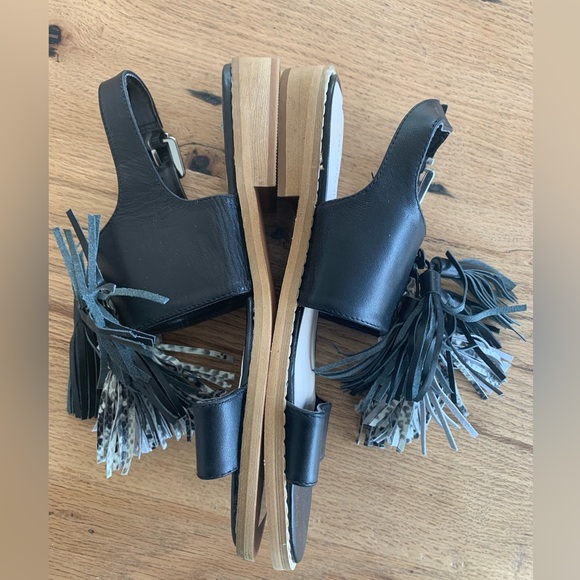 Sak’s Fifth Avenue Maria Tassel Sandals Black Leather Women’s 7 1/2 Preloved - Picture 3 of 5